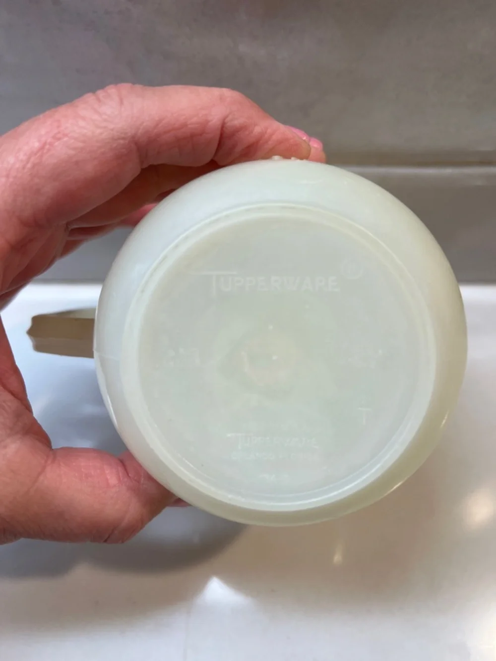 Tupperware Vintage Cream White Pouring Plastic Pitcher with Handle